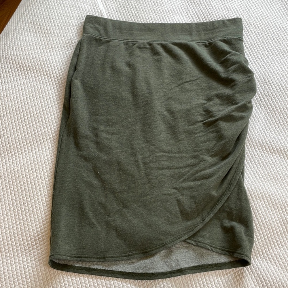 LOGO by Lori Goldstein tulip hem cotton blend skirt. Size M. Ruched on one side.
